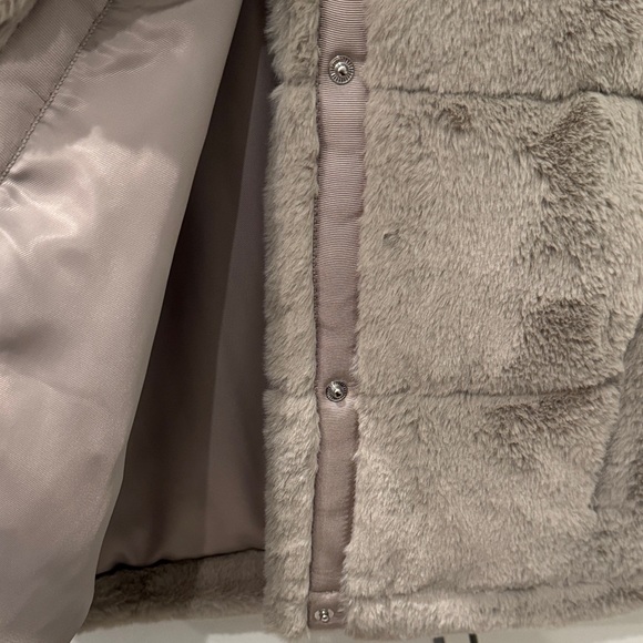 Abercrombie & Fitch Women's faux fur Jacket - Picture 3 of 4